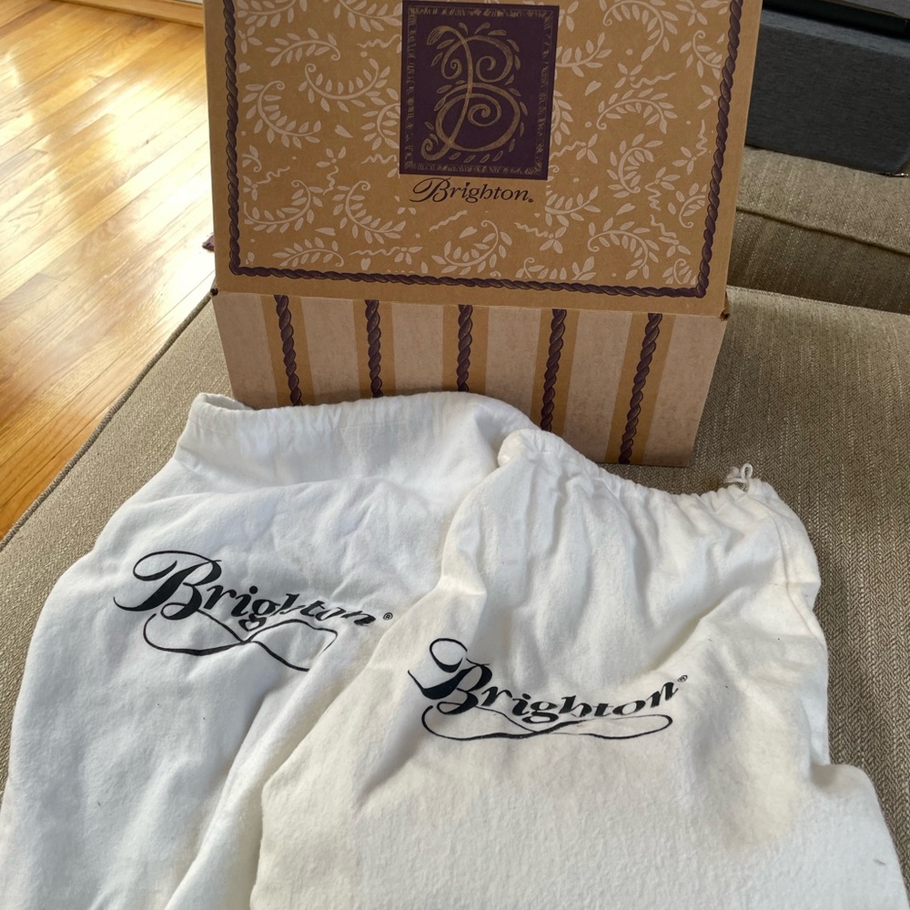 Brighton Box and White Drawstring Dust Bags with Logo (Set)